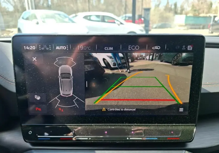 Gros plan sur la roue avant droite du CUPRA Formentor gris foncé mat, mettant en valeur la jante noire et cuivrée au design sportif.