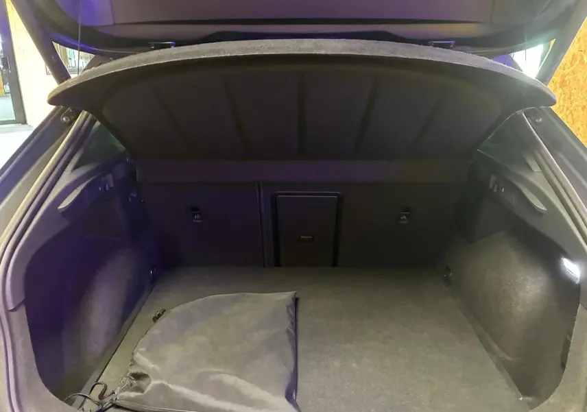 Coffre ouvert d’une CUPRA Formentor 1.4 E-HYBRID 245 DSG6 VZ, vue intérieure sur espace de rangement vide.