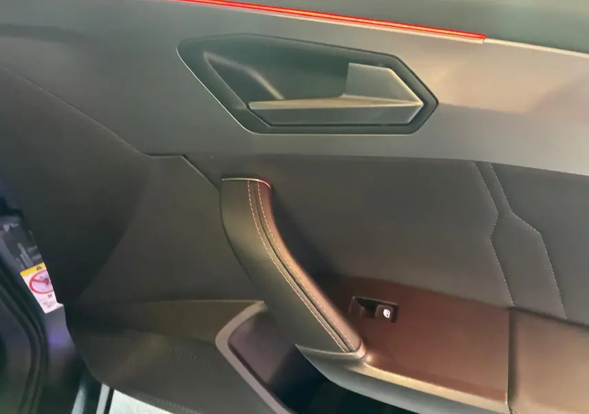 Détail de la porte intérieure côté gauche de la CUPRA Formentor 1.4 E-HYBRID 245 DSG6 VZ avec surpiqûres apparentes.