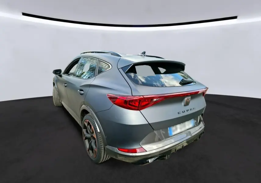Vue de profil côté gauche d’un CUPRA Formentor 1.4 E-HYBRID 245 DSG6 VZ gris foncé mat avec jantes noires et détails cuivrés.