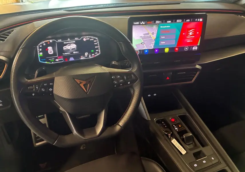 Vue intérieure du poste de conduite du CUPRA Formentor 1.4 E-HYBRID 245 DSG6 VZ 2024, tableau de bord numérique et écran tactile central.