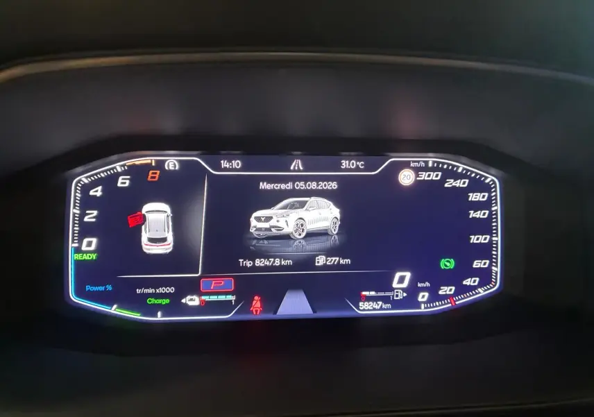 Tableau de bord numérique de CUPRA Formentor 1.4 E-HYBRID 245 DSG6 VZ affichant la vitesse, autonomie et indicateurs, vue frontale.