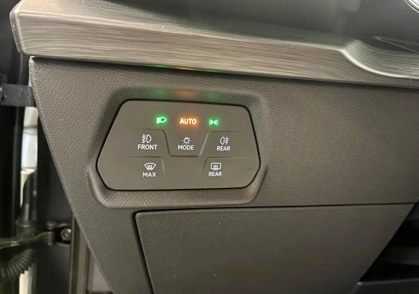 Panneau de commandes des feux et dégivrage sur tableau de bord noir du CUPRA Formentor gris foncé mat 2024.