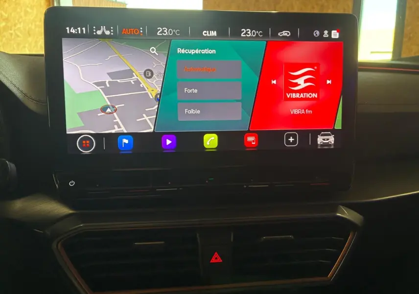 Écran tactile central du tableau de bord du CUPRA Formentor 1.4 E-HYBRID 245 DSG6 VZ, affichant navigation et options de récupération d'énergie.