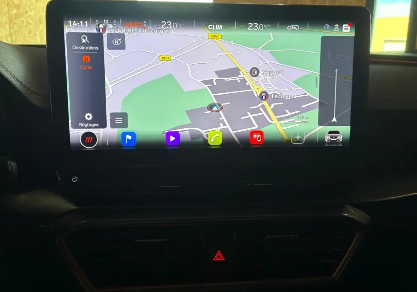 Écran tactile central du tableau de bord du CUPRA Formentor 1.4 E-HYBRID 2024 affichant la navigation GPS.