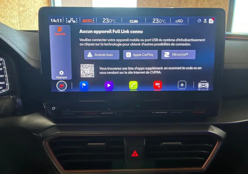 Écran tactile central du tableau de bord du CUPRA Formentor 1.4 E-HYBRID 2024 affichant les options de connectivité mobile.