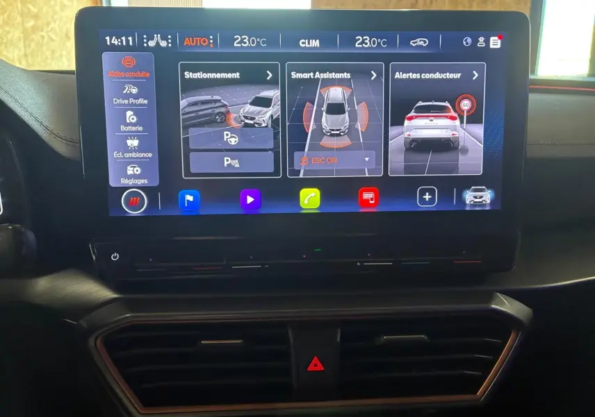 Écran tactile central du tableau de bord du CUPRA Formentor 1.4 E-HYBRID 245 DSG6 VZ 2024 affichant les aides à la conduite.