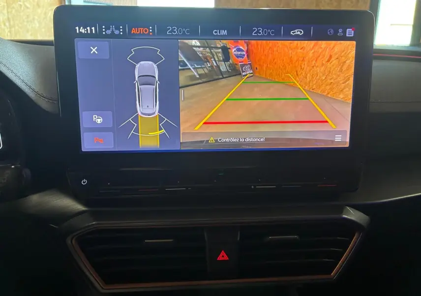 Écran central de la CUPRA Formentor 1.4 E-HYBRID 2024 affichant la caméra de recul et l'aide au stationnement.