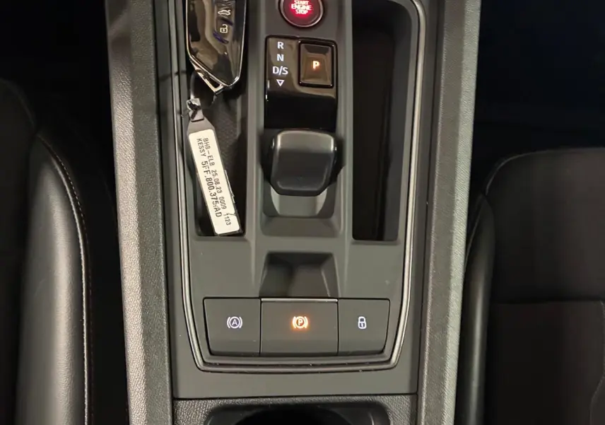 Vue plongeante sur la console centrale noire du CUPRA Formentor 1.4 E-HYBRID 2024 avec bouton start et levier de vitesses.