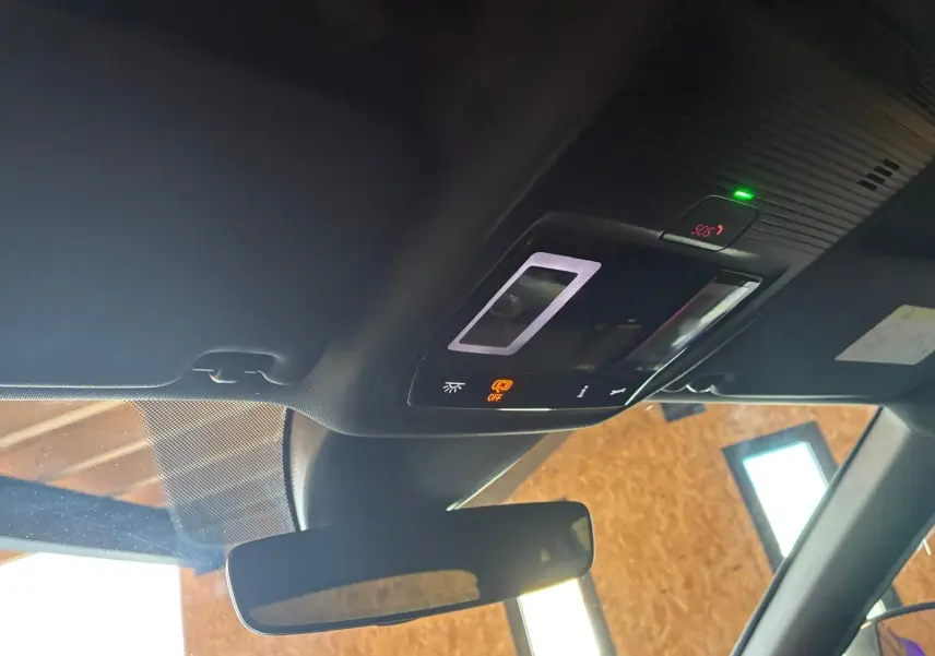Vue intérieure du plafonnier et rétroviseur d’un CUPRA Formentor gris foncé mat, avec commandes éclairage et SOS activé.