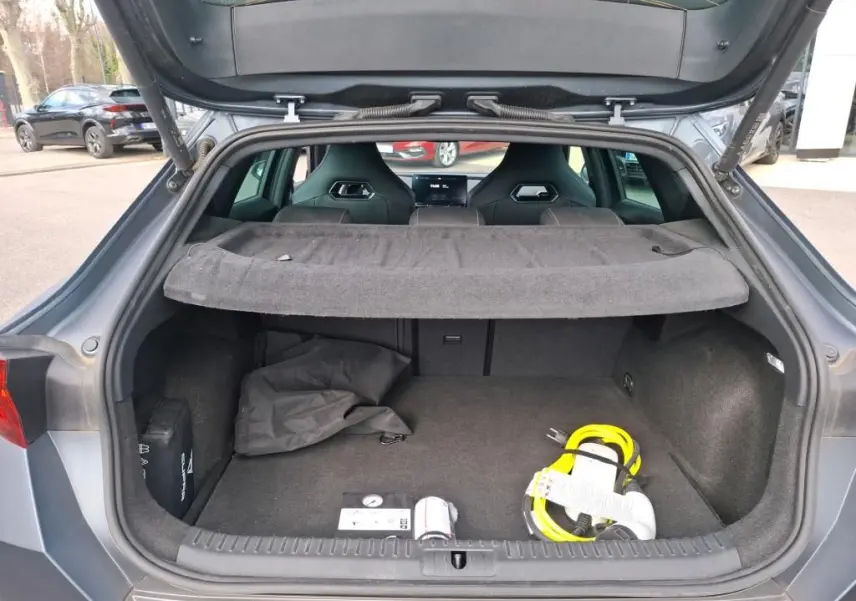 Vue de profil côté gauche d’un CUPRA Formentor 1.4 E-HYBRID 245 DSG6 VZ gris foncé mat avec jantes noires et détails cuivrés.