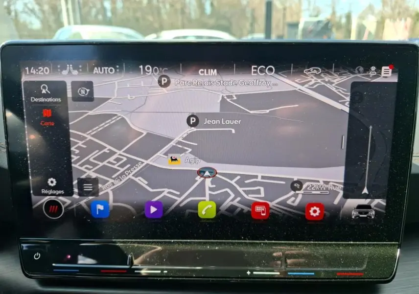 Vue frontale d'une CUPRA Formentor 1.4 E-HYBRID 245 DSG6 VZ gris foncé mat avec calandre noire et logo cuivré.
