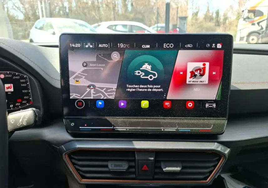 Gros plan sur la roue avant droite du CUPRA Formentor gris foncé mat avec jante noire et accents cuivrés.
