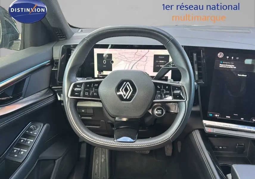 Vue intérieure centrée sur le volant Renault Austral 2023 avec tableau de bord numérique et commandes intégrées.