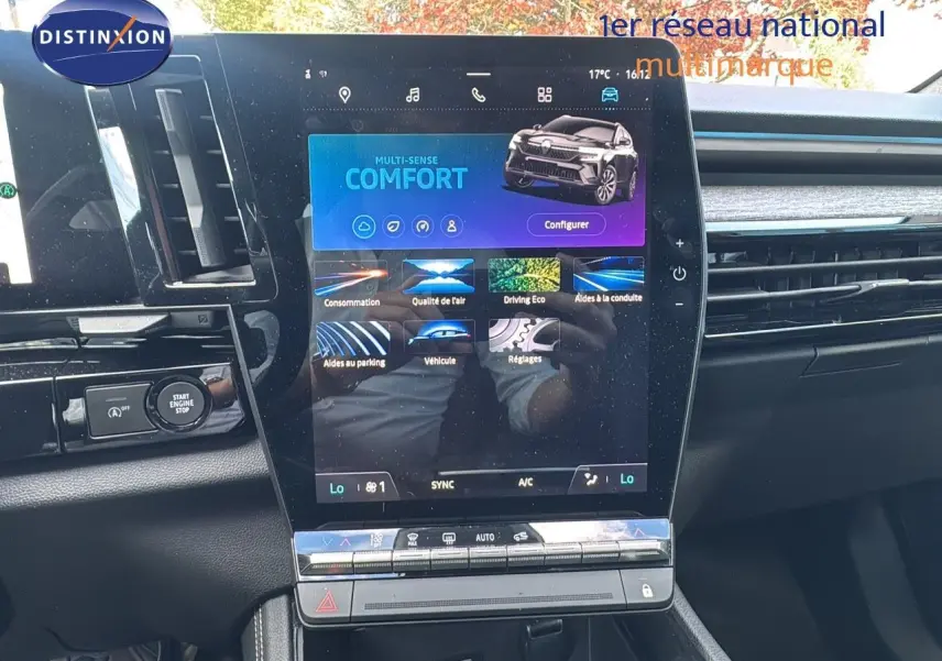 Écran tactile central affichant le mode Confort dans l'habitacle du Renault Austral gris schiste, vue de face.