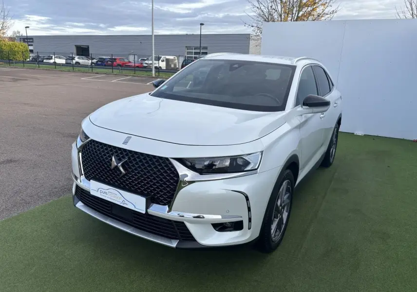 DS7 Crossback blanc vue 3/4 avant droit avec calandre DS Wings chromée et rétroviseurs noirs Perla Nera