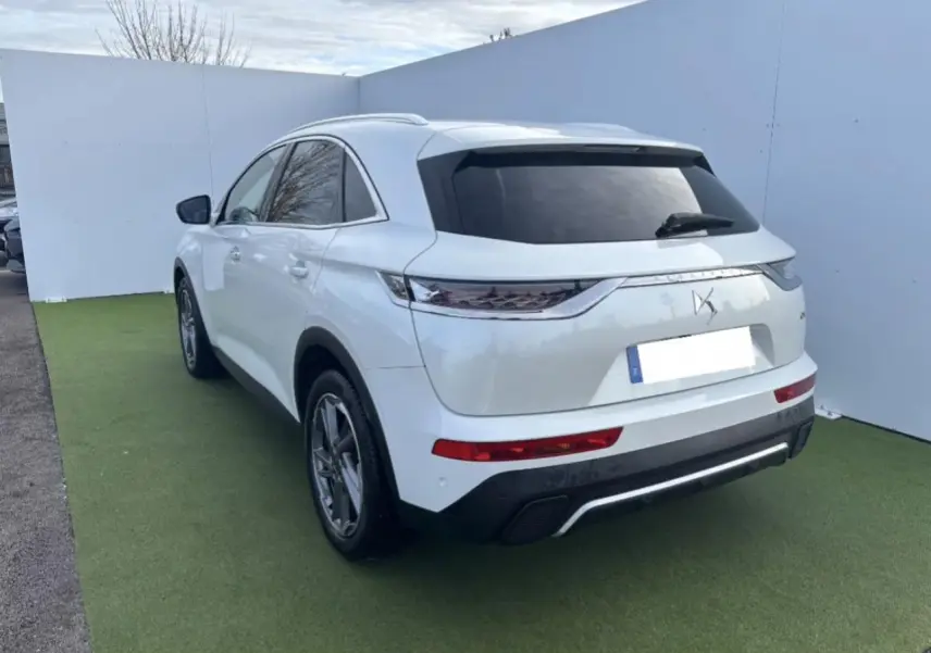 DS7 Crossback blanc nacré vu de 3/4 arrière droit avec vitres surteintées et feux arrière 3D à LED écailles