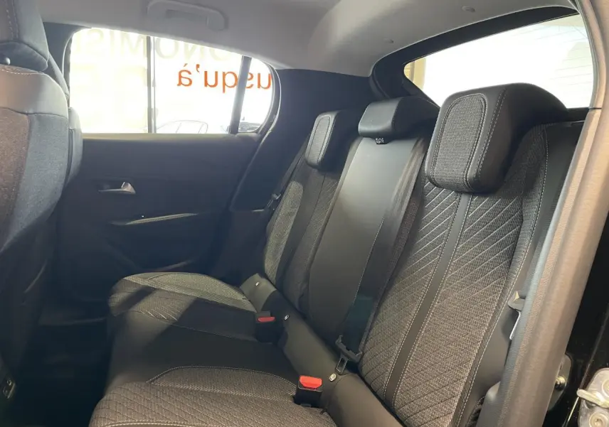 Vue latérale droite de la banquette arrière noire avec surpiqûres Quartz dans une Peugeot 208 1.2i Hybrid 2025.