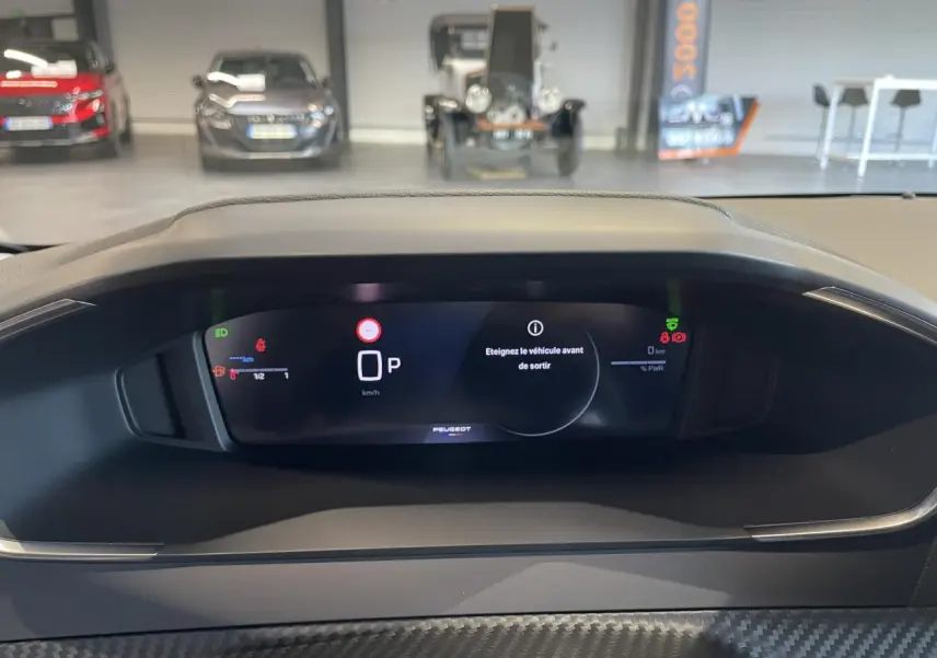 Vue rapprochée du tableau de bord numérique de la Peugeot 208 noire, affichant le mode parking et alertes.
