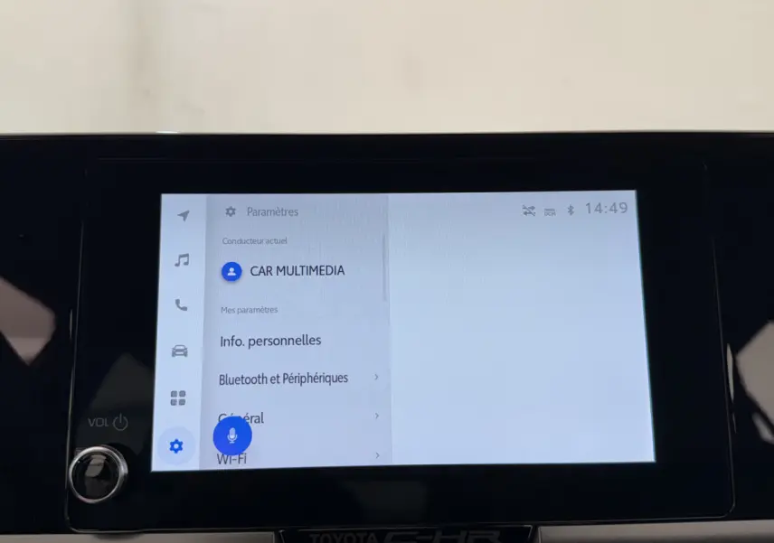 Écran tactile central du Toyota C-HR 1.8 Hybride blanc, affichant le menu des paramètres multimédia.