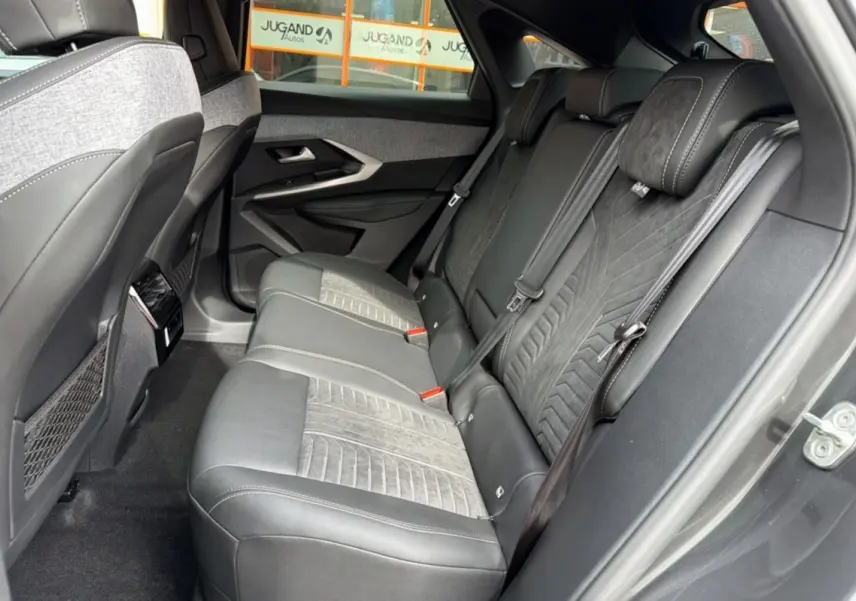 Vue côté droit de la banquette arrière en cuir Alcantara gris avec surpiqûres contrastées du Peugeot 3008 Hybrid 145 GT 2025.