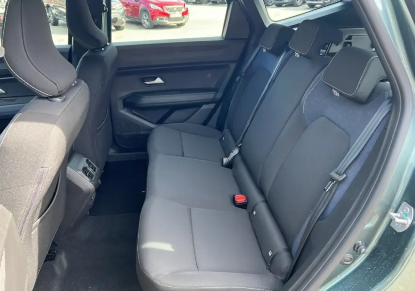 Vue côté droit sur la banquette arrière noire et bleue du Dacia Bigster Hybrid 155 Expression Plus vert cèdre 2026.