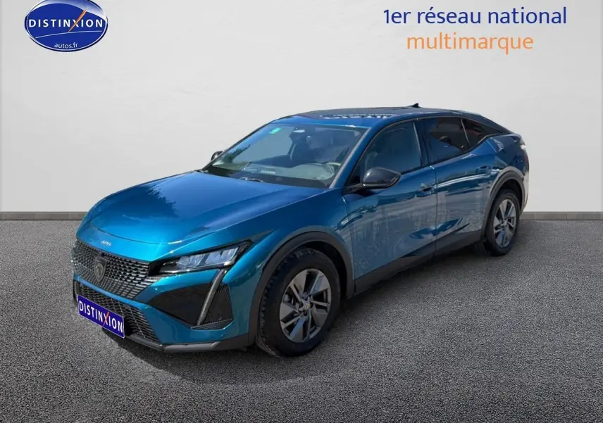 Peugeot 408 Hybrid 145 allure bleu en 3/4 avant droit, avec calandre distinctive et jantes alu.