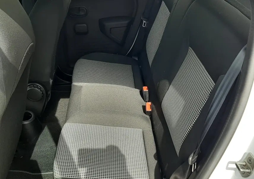 Vue intérieure côté droit des sièges arrière en tissu gris noir de la Renault Twingo III blanc cristal, avec ceintures de sécurité visibles.