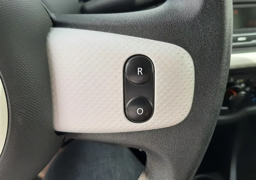 Gros plan sur les boutons R et O du volant noir et blanc cristal de la Renault Twingo III SCE 65CH LIFE 2021.