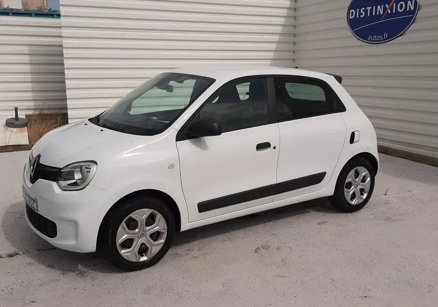 Renault Twingo III blanc cristal vue 3/4 avant droit, compacte cinq portes avec protections latérales noires.