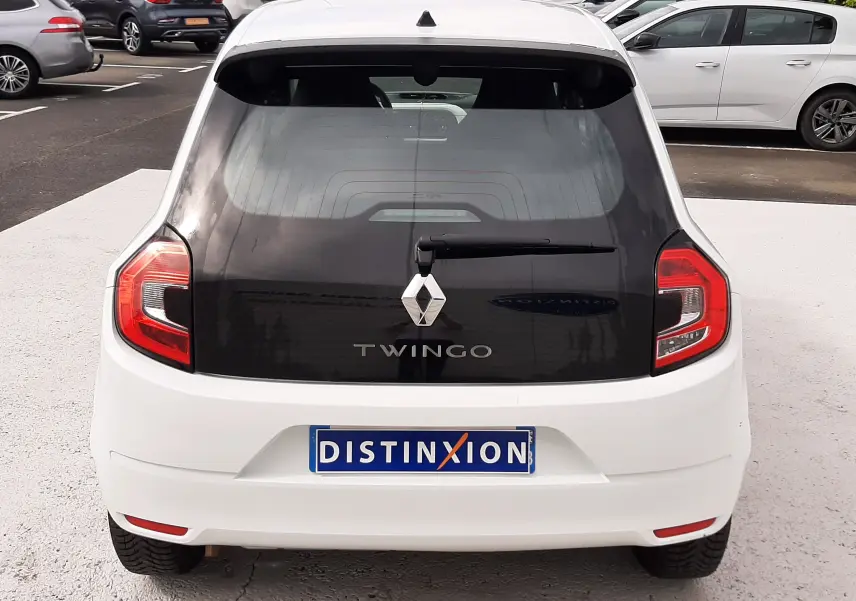 Vue arrière d'une Renault Twingo III blanc cristal avec lunette arrière noire et feux arrière distinctifs.