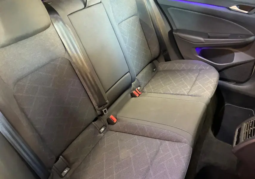 Vue intérieure sur les sièges arrière gris foncé avec motifs géométriques du Volkswagen Golf 1.0 eTSI 110 DSG7 Life Plus 2023.