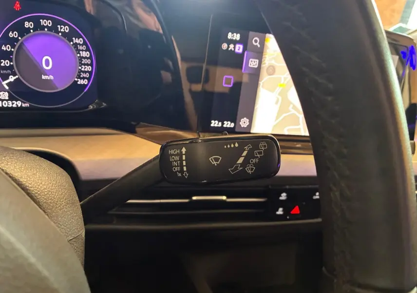 Vue intérieure du combiné d'instruments et du commodo d'essuie-glace d'une Volkswagen Golf gris clair 2023.