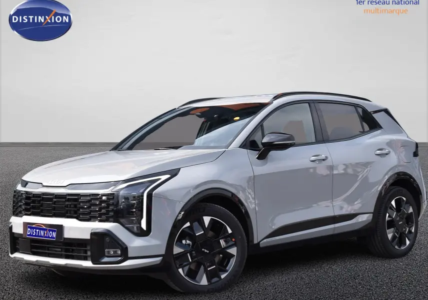 KIA Sportage hybride gris en 3/4 avant droit, avec calandre noire et jantes 19 pouces distinctives.