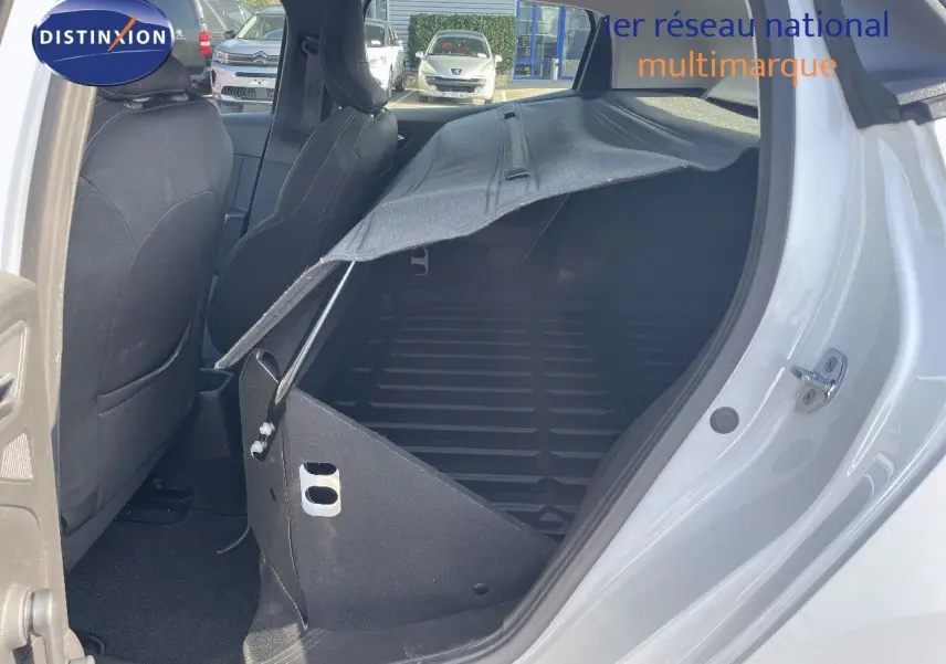 Vue côté droit arrière d'une Renault Clio Société blanche avec banquette relevée et espace de chargement visible.