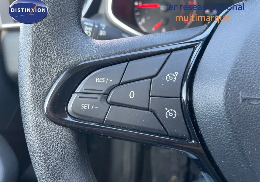 Gros plan sur les commandes de régulateur de vitesse au volant d'une Renault Clio Société blanche Glacier 2020.