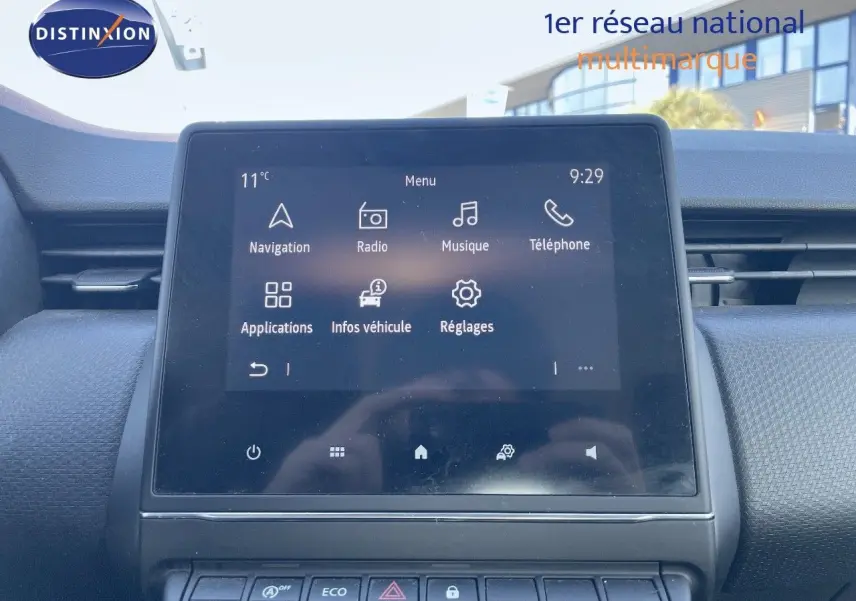 Écran tactile central du tableau de bord de la Renault Clio Société blanc glacier, affichant le menu multimédia.