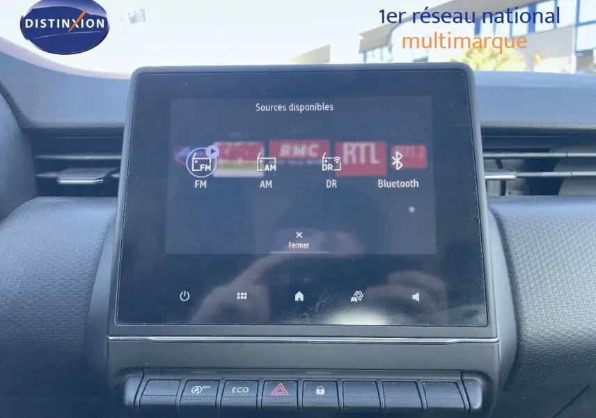 Écran tactile central de la Renault Clio Société 2020 montrant les options audio FM, AM, DR et Bluetooth.