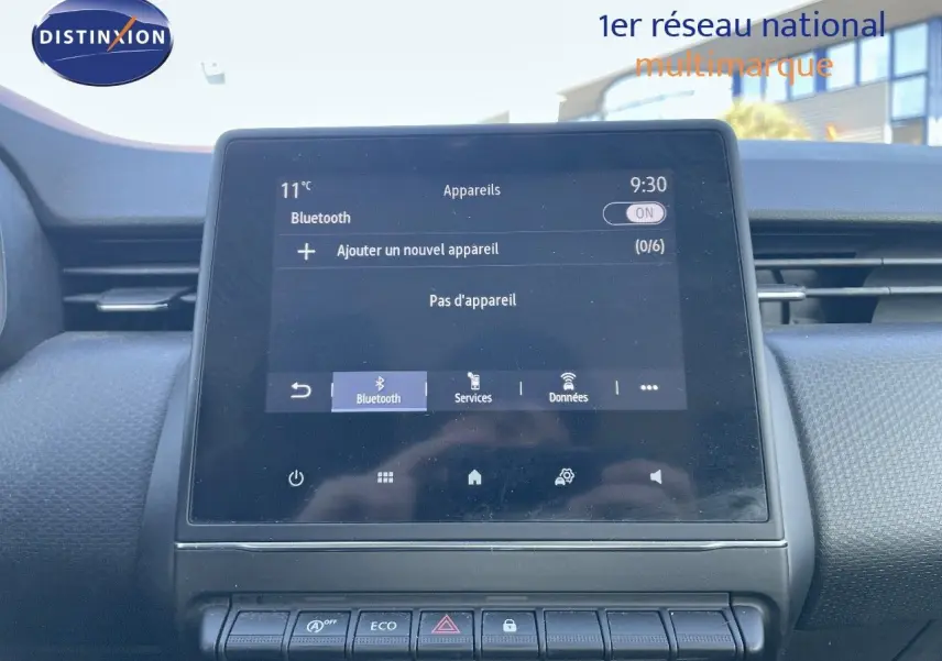 Vue rapprochée de l'écran tactile central du tableau de bord d'une Renault Clio Société blanche, affichant le menu Bluetooth.