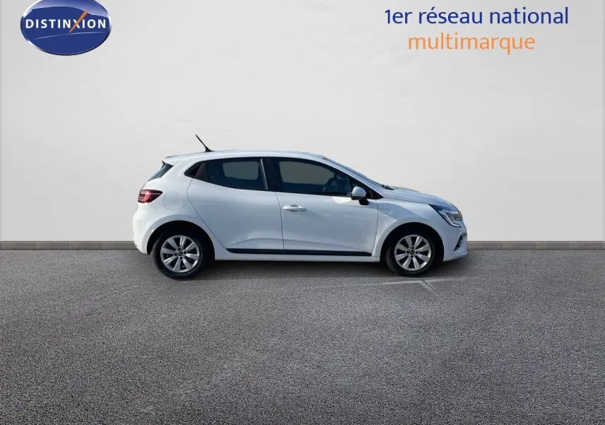 Profil droit d'une Renault Clio Société blanche glacier de 2020, compacte et élégante sur fond neutre.
