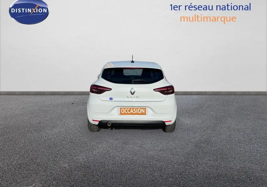 Vue arrière d'une Renault Clio Société blanc glacier, avec feux LED et plaque d'immatriculation orange "OCCASION" visible.