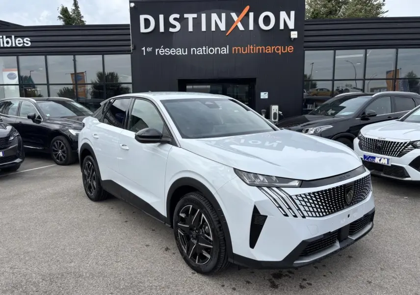 Peugeot 3008 blanc okenite en 3/4 avant droit avec calandre noire à motifs et jantes alliage noires.