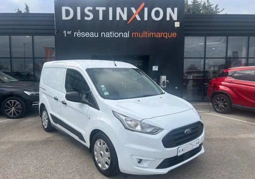 Ford Transit Connect blanc en vue 3/4 avant droit avec porte latérale coulissante et calandre noire.
