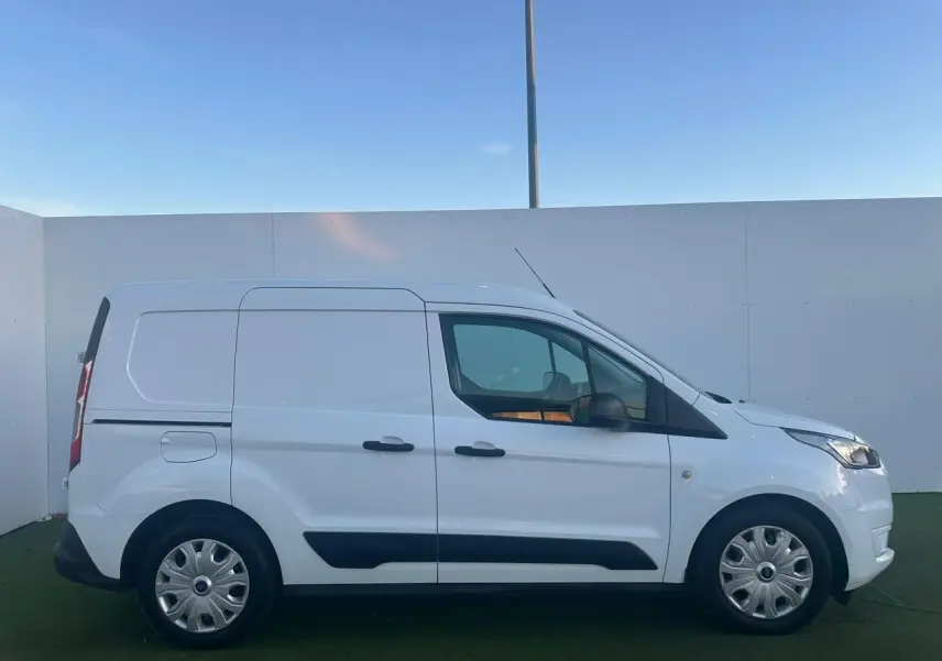 Profil droit d'un fourgon blanc Ford Transit Connect 2019 avec porte latérale coulissante et protections noires.