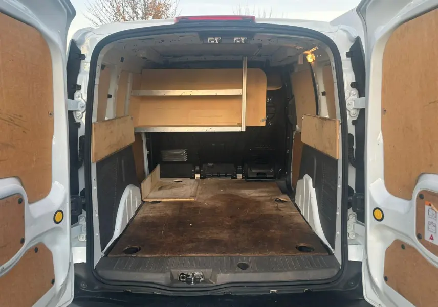 Vue arrière du fourgon blanc Ford Transit Connect 2019 avec portes ouvertes et espace de chargement en bois aménagé.