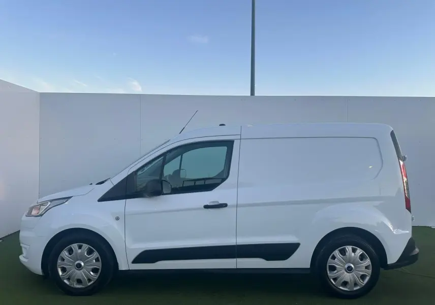 Profil côté gauche du fourgon blanc Ford Transit Connect 2019 avec porte latérale coulissante et protections noires.