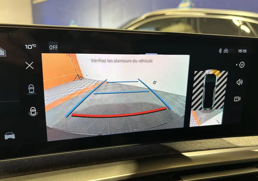 Écran intérieur de la Peugeot 3008 III Hybrid 145 montrant la caméra de recul avec lignes de guidage colorées.