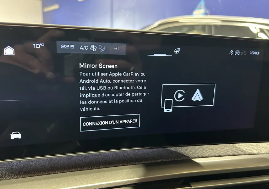 Écran tactile intérieur du Peugeot 3008 III Hybrid 145 gris Artense, affichant la fonction Mirror Screen.