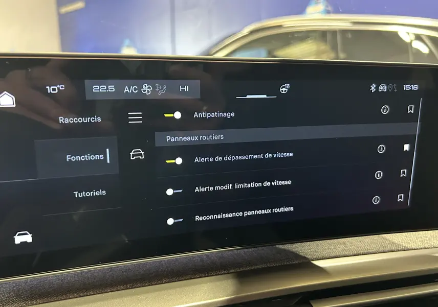 Écran tactile intérieur du Peugeot 3008 Hybrid 2025 affichant les réglages d’assistance à la conduite.