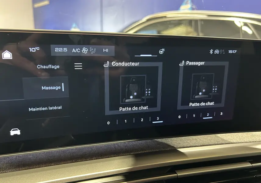 Écran tactile intérieur du Peugeot 3008 gris Artense, affichant les réglages de massage des sièges conducteur et passager.